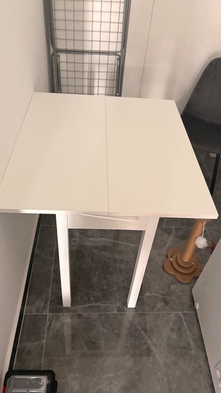 Mesa plegable blanca de madera