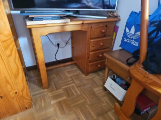 Escritorio de madera con cajones
