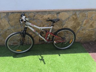 Bicicleta Rockrider para reparar