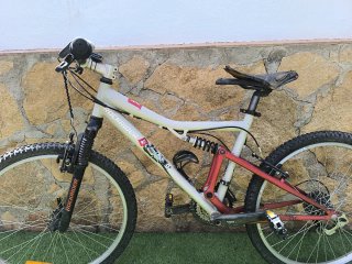 Bicicleta Rockrider para reparar