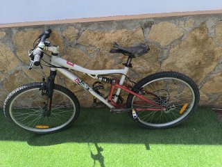Bicicleta Rockrider para reparar