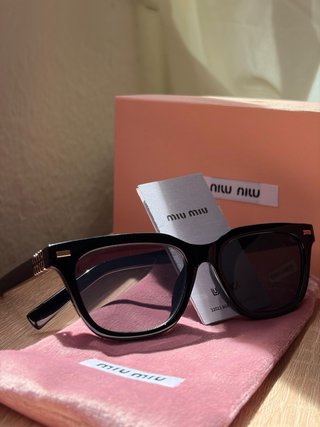 Gafas de sol Miu Miu negras con estuche y accesori