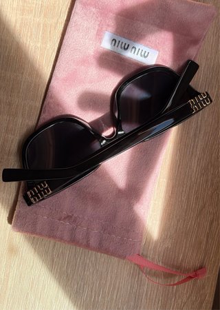 Gafas de sol Miu Miu negras con estuche y accesori
