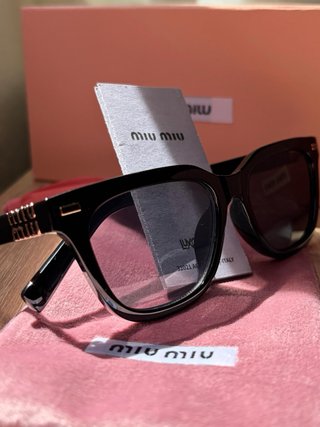 Gafas de sol Miu Miu negras con estuche y accesori