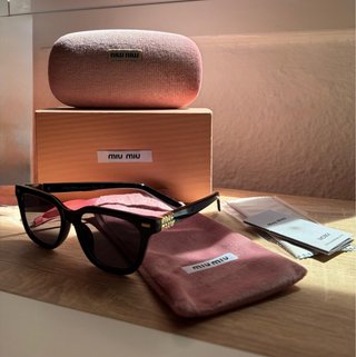 Gafas de sol Miu Miu negras con estuche y accesori
