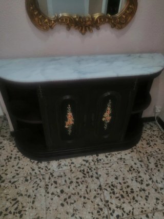 Mueble de entrada con espejo dorado