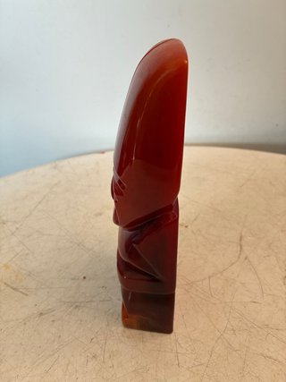 Escultura de piedra roja tallada