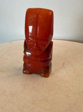Escultura de piedra roja tallada