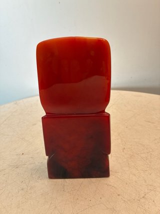 Escultura de piedra roja tallada