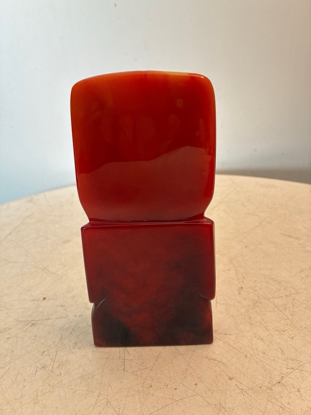 Escultura de piedra roja tallada