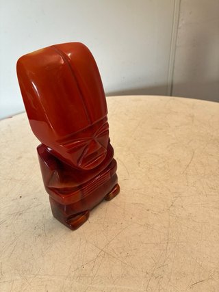 Escultura de piedra roja tallada