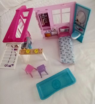 Lote Barbies con armario, casa y accesorios
