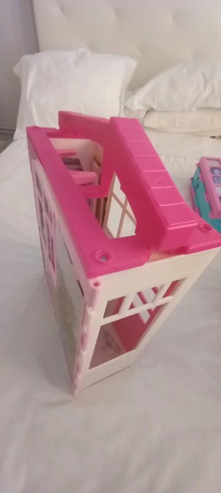 Lote Barbies con armario, casa y accesorios