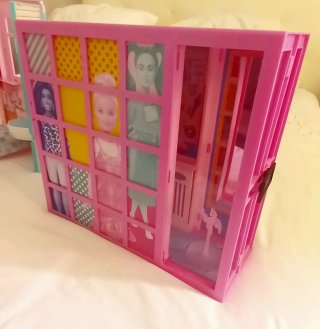 Lote Barbies con armario, casa y accesorios