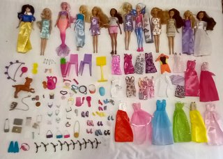 Lote Barbies con armario, casa y accesorios