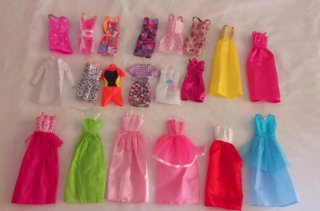 Lote Barbies con armario, casa y accesorios
