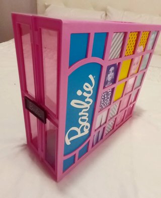 Lote Barbies con armario, casa y accesorios