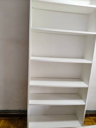 Librería blanca de madera casi nueva