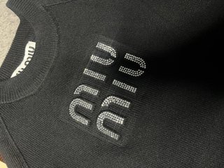 Top Miu Negro con Logo