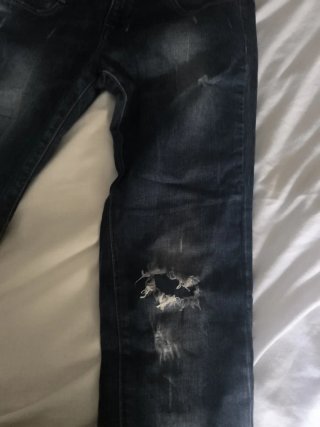Pantalón vaquero desgastado