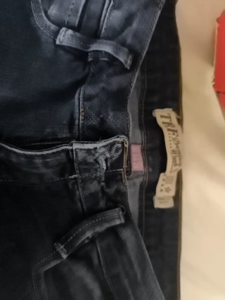 Pantalón vaquero desgastado