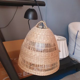 Lámpara de mesa blanca y mimbre