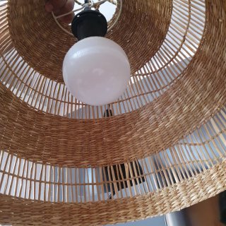 Lámpara de mesa blanca y mimbre