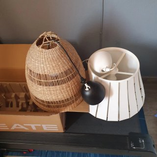 Lámpara de mesa blanca y mimbre