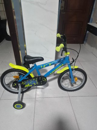 Bicicleta infantil azul y amarilla