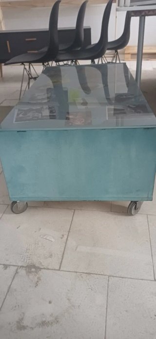 Mueble de metal con ruedas