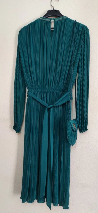 Vestido largo plisado con pedrería