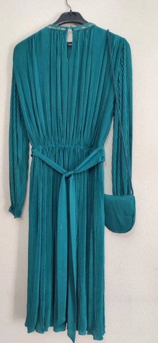 Vestido largo plisado con pedrería