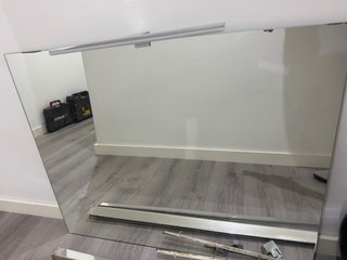 Mueble de baño blanco con lavabo Urgee