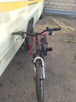 Bicicleta infantil azul con sillín rosa