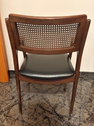 Silla de diseño con asiento de cuero