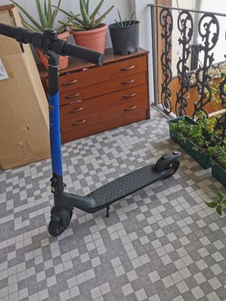 Patinete eléctrico azul y negro marca lamborghini