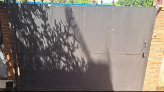 Puerta de garaje metálica gris