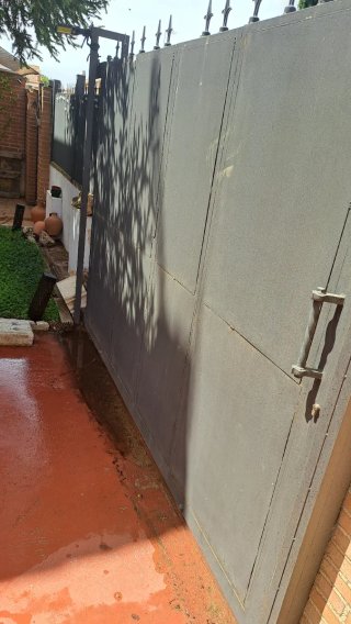 Puerta de garaje metálica gris
