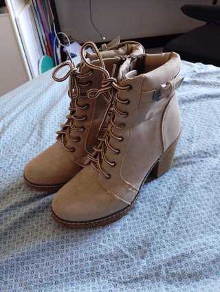 Botines beige con cordones y tacón