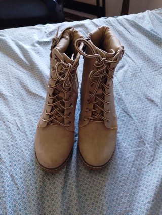 Botines beige con cordones y tacón