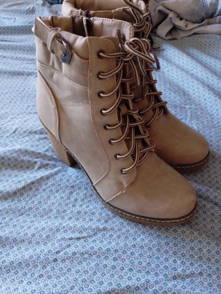 Botines beige con cordones y tacón