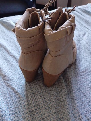 Botines beige con cordones y tacón