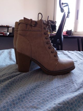Botines beige con cordones y tacón