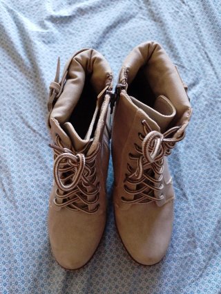 Botines beige con cordones y tacón