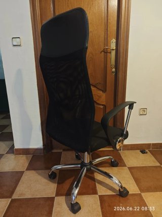 Silla de oficina ergonómica negra
