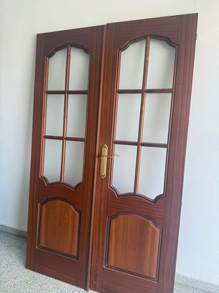 Puertas de salón de madera con cristal