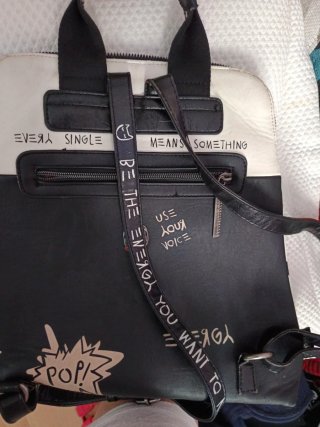 Mochila Desigual blanca y negra