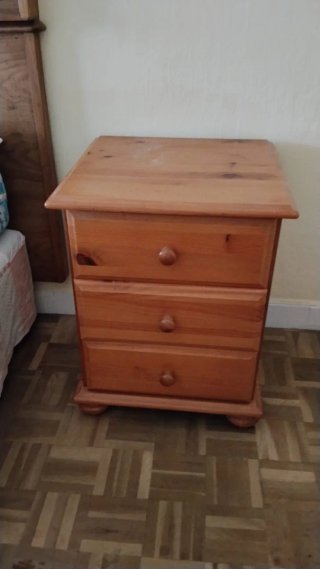 Cómoda y 2 mesitas de madera de madera de pino