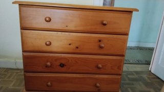 Cómoda y 2 mesitas de madera de madera de pino