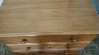 Cómoda y 2 mesitas de madera de madera de pino